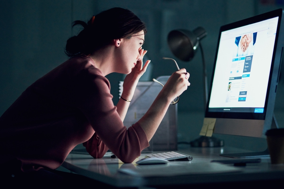 Szemfáradás monitorhasználat közben, a túl sok képernyőidő és digitális szemterhelés lehetséges hatásai